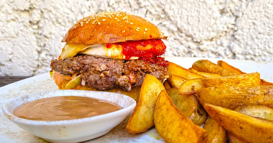 Burger cu camembert și chilli jam, alături de cartofi wedges