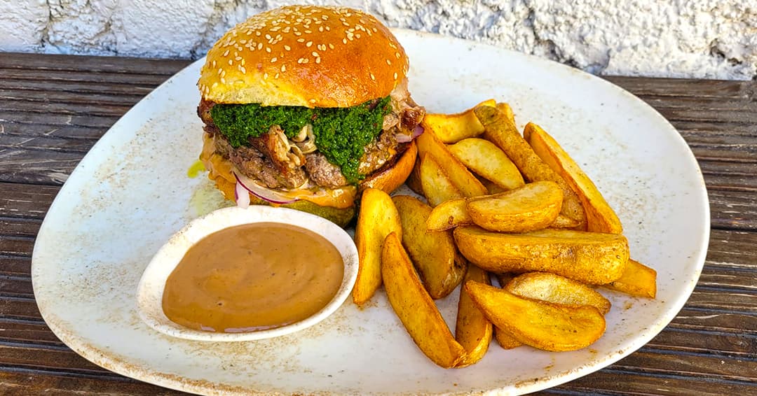 Burger cu sos chimichurri și cartofi wedges